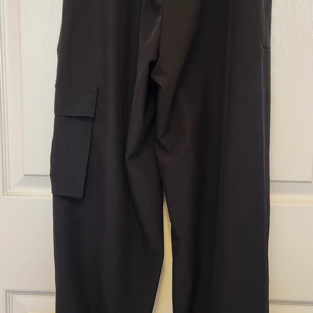 Old Navy Women's Black Stretchtech Quick Dry Cargo Pants with Drawstring - Picture 6 of 7